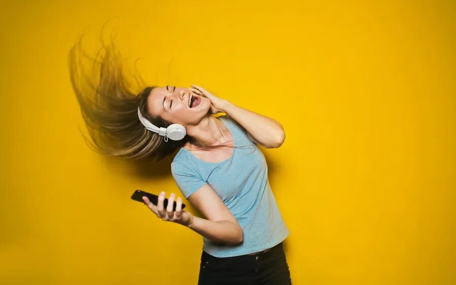 Наушники стали неотъемлемой частью нашей жизни. Фото: Pxfuel.com