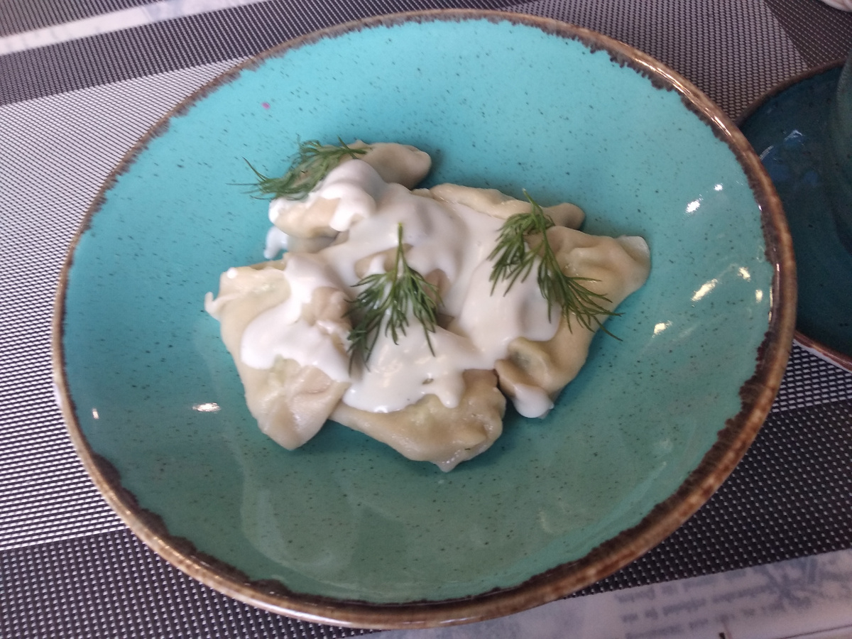 Вареники подают к столу с добавлением сметаны и зелени. Фото: Анастасия Талызина (c).