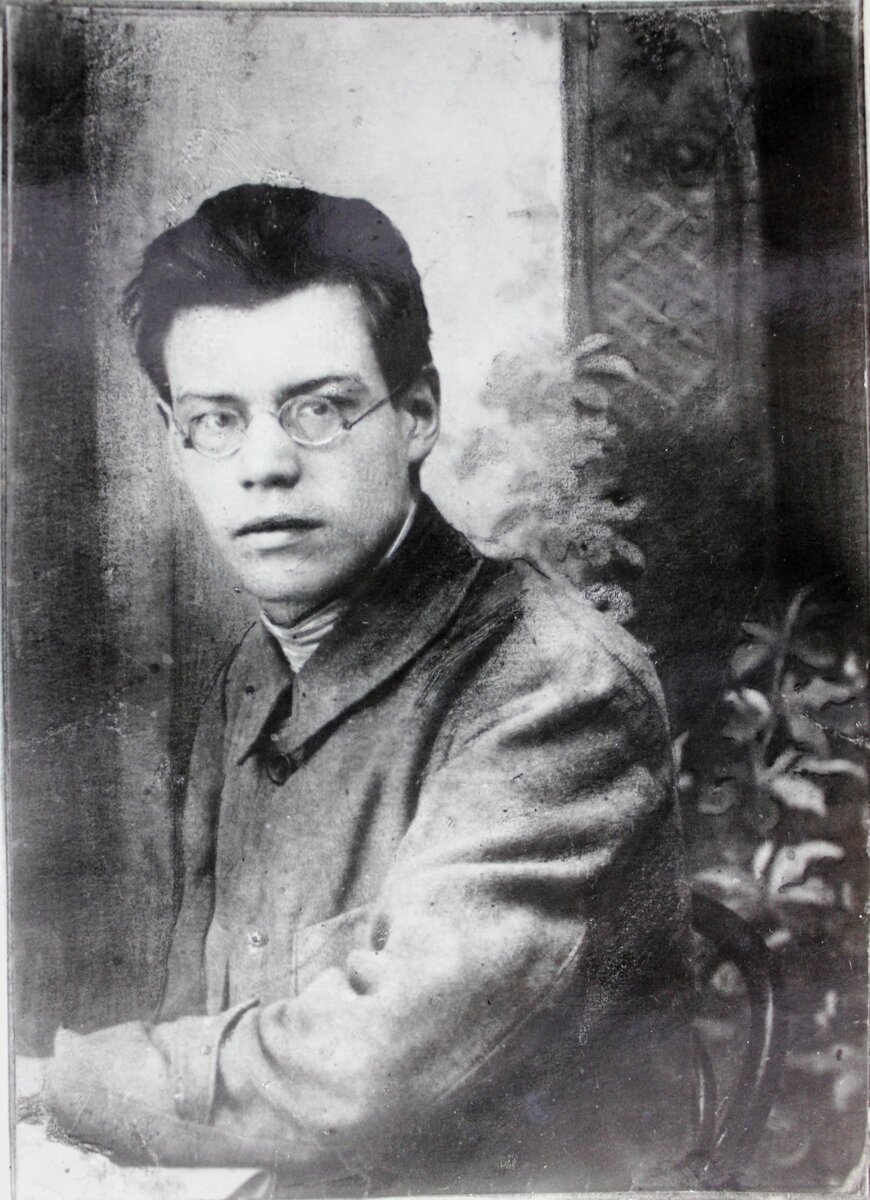 Исаковский в молодости.
