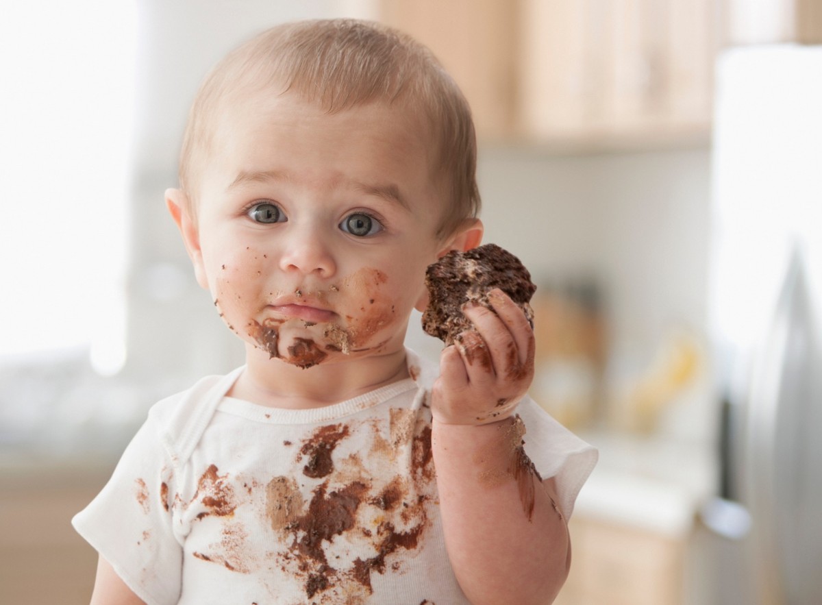 Ребенок измазанный шоколадом. Ребенок испачкался в шоколаде. Дети испачканные в шоколаде. Ребенок ест сладости