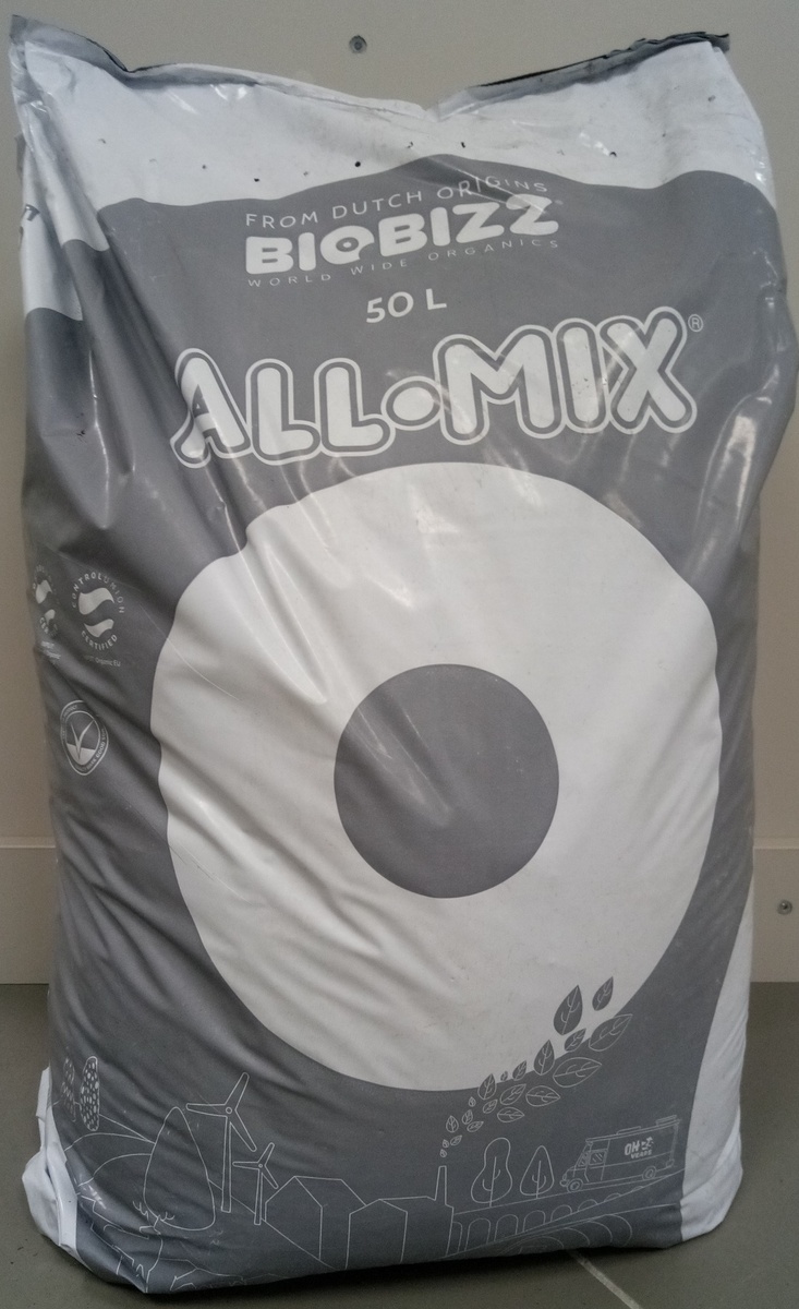 Отличный субстрат, "нафарширован" так, что вся вегетация пройдет "на ура"