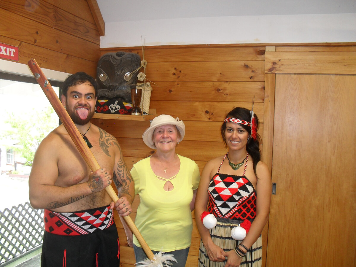 На представлении этнической группы маори. Фото Ларисы Баженовой (в центре)