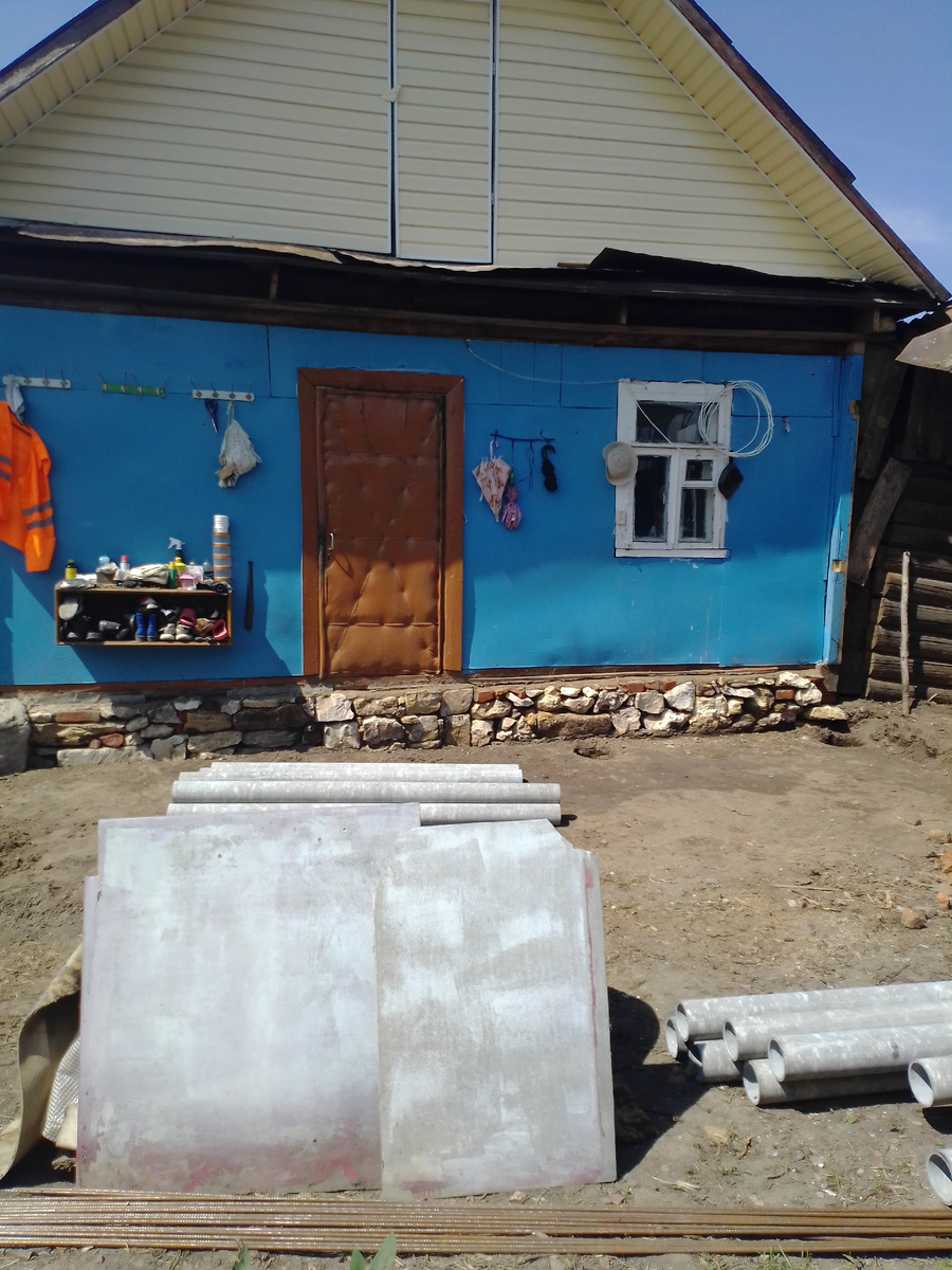 Уже сломали старую террасу, выровняли площадку, закупили часть стройматериалов