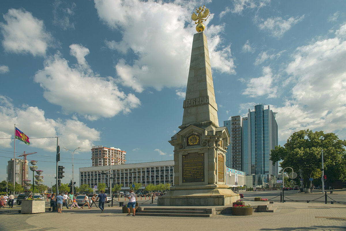 Восстановленный памятник 200-летию Кубанского казачьего войска, установленный в центре Краснодара (Екатеринодара).