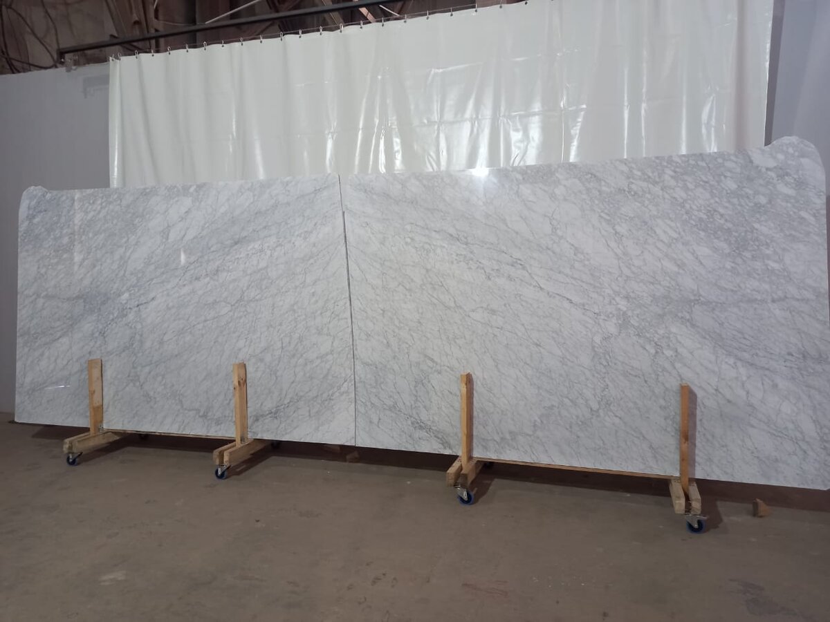 Бабочка из белого мрамора