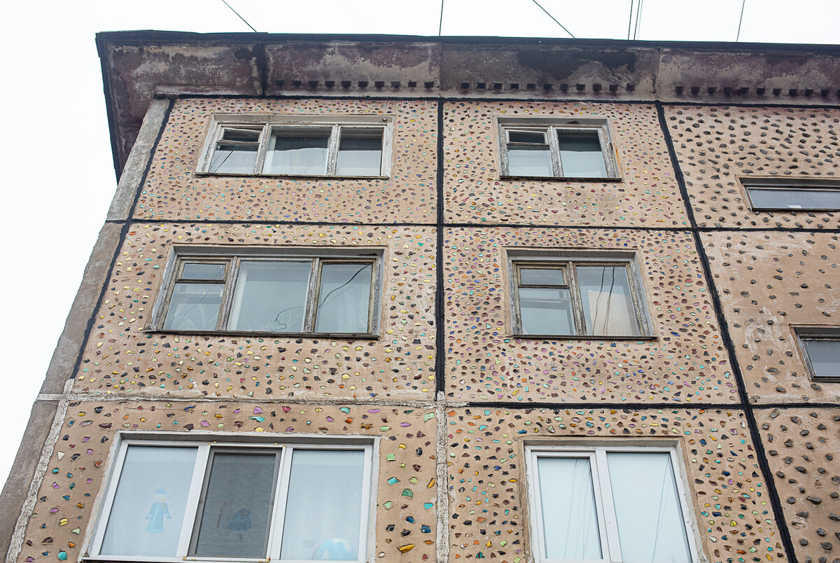 Самая необычная пятиэтажка Твери. Она выложена браком и отходами Конаковского фаянсового завода. Фото автора статьи