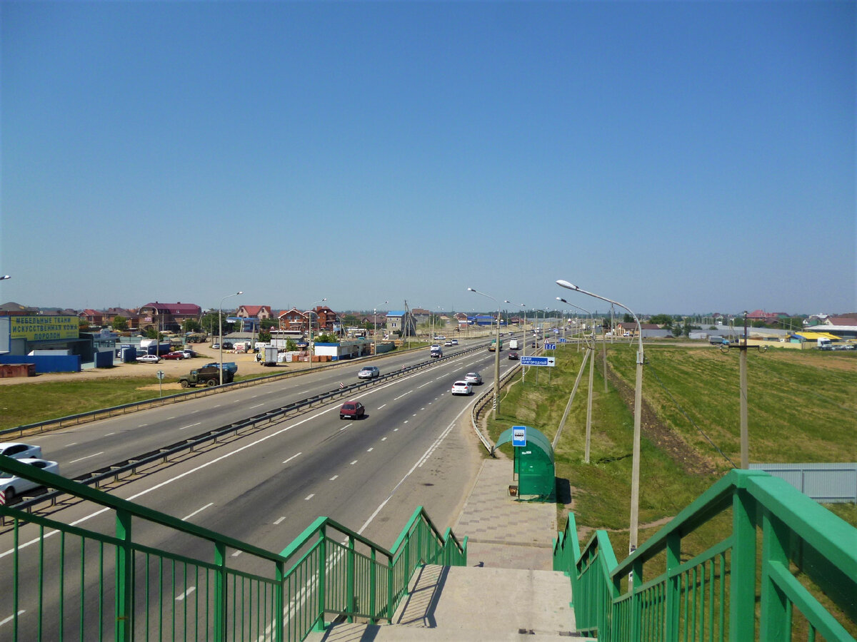 Восточный обход Краснодара. Вид на трассу М4 в сторону Ростова-на-Дону, в этом направлении указанные в статье поселки, Знаменский справа, Новознаменский слева, остальные дальше по трассе. Собственное фото.