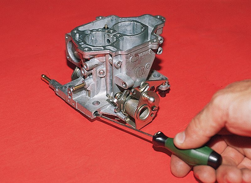 Регулировка карбюратора своими руками производится после использования низкокачественного бензина или когда работа мотора перестаёт быть стабильной. Для профилактики производитель рекомендует промывать карбюратор специальным составом раз в 6-7 тысяч километров пробега.