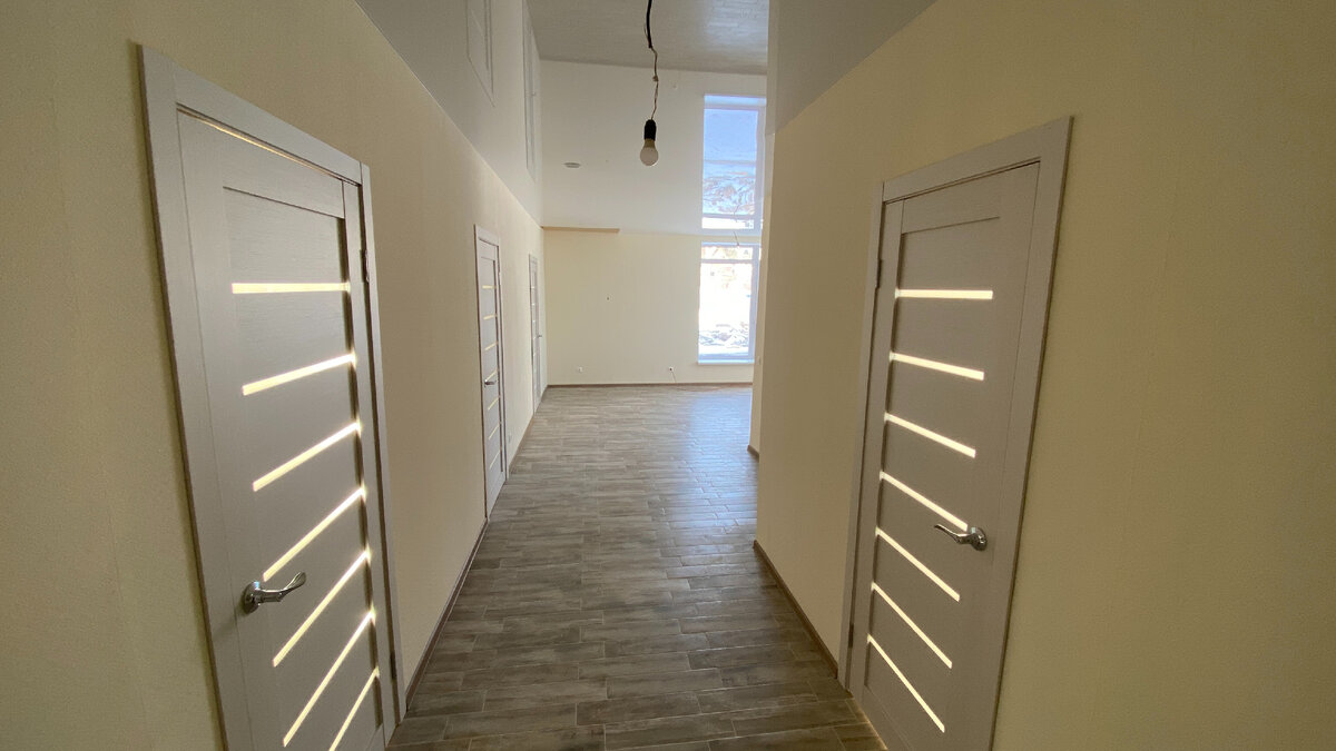 Полностью сделана чистовая отделка: на полу керамогранит, на стенах крашеные обои, потолки натяжные.