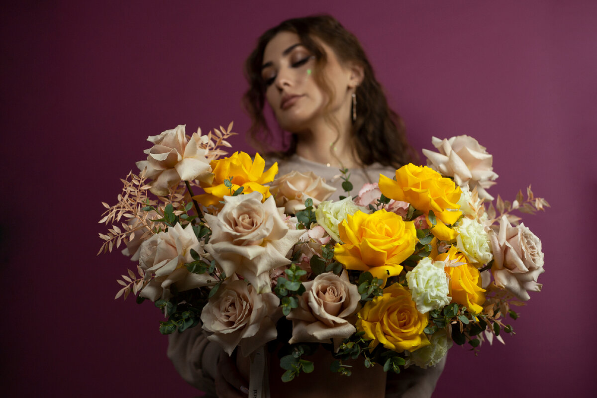 Флорист Цветы Счастья с композицией из роз, лизиантуса, гортензии зелени и сухоцветов
