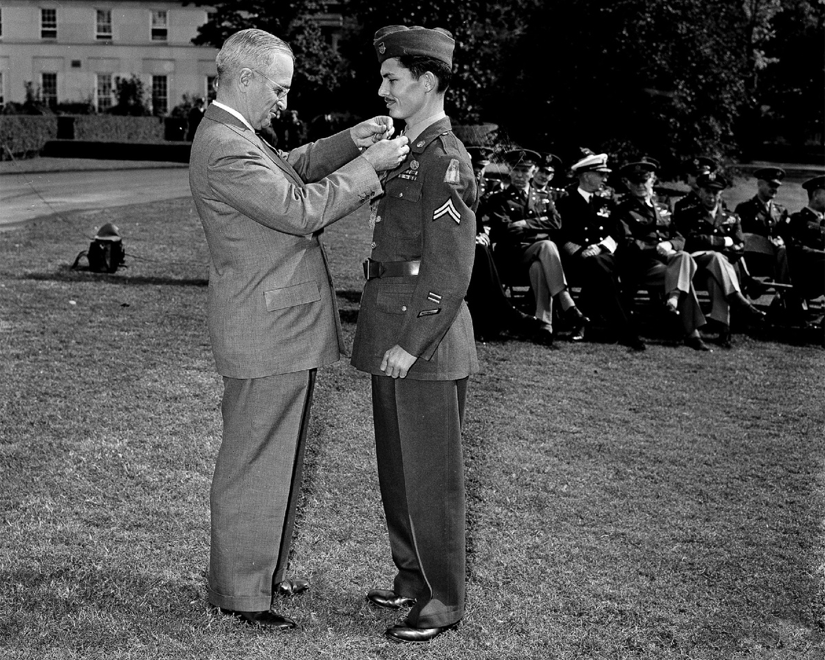 Рядовой Досс стал первым уклонистом, награжденным медалью почета .