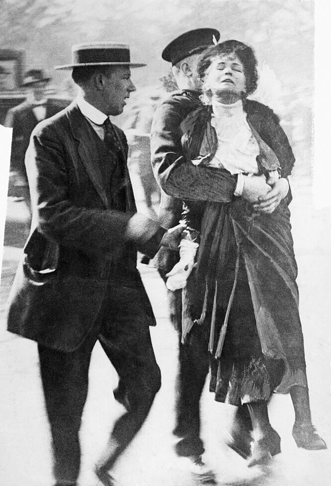 Арест суфражистки Эммелины Панкхёрст в 1914 году. До момента, когда Конгресс США запретит дискриминацию на выборах по половому признаку, остается еще 6 лет.