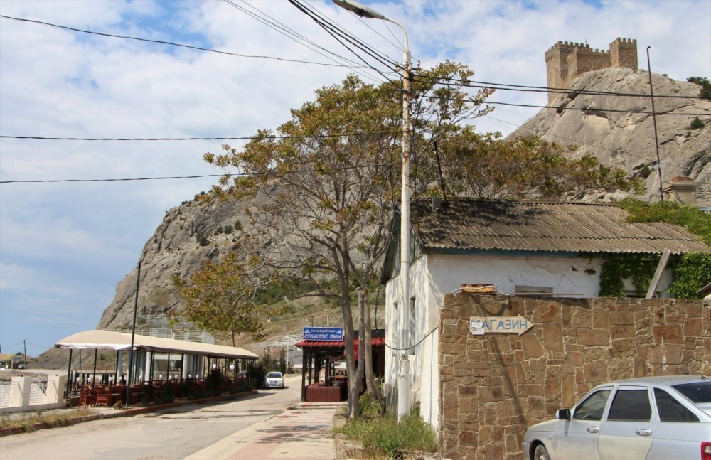 Городская набережная в Судаке в ожидании туристов. Источник: Крымский репортаж.