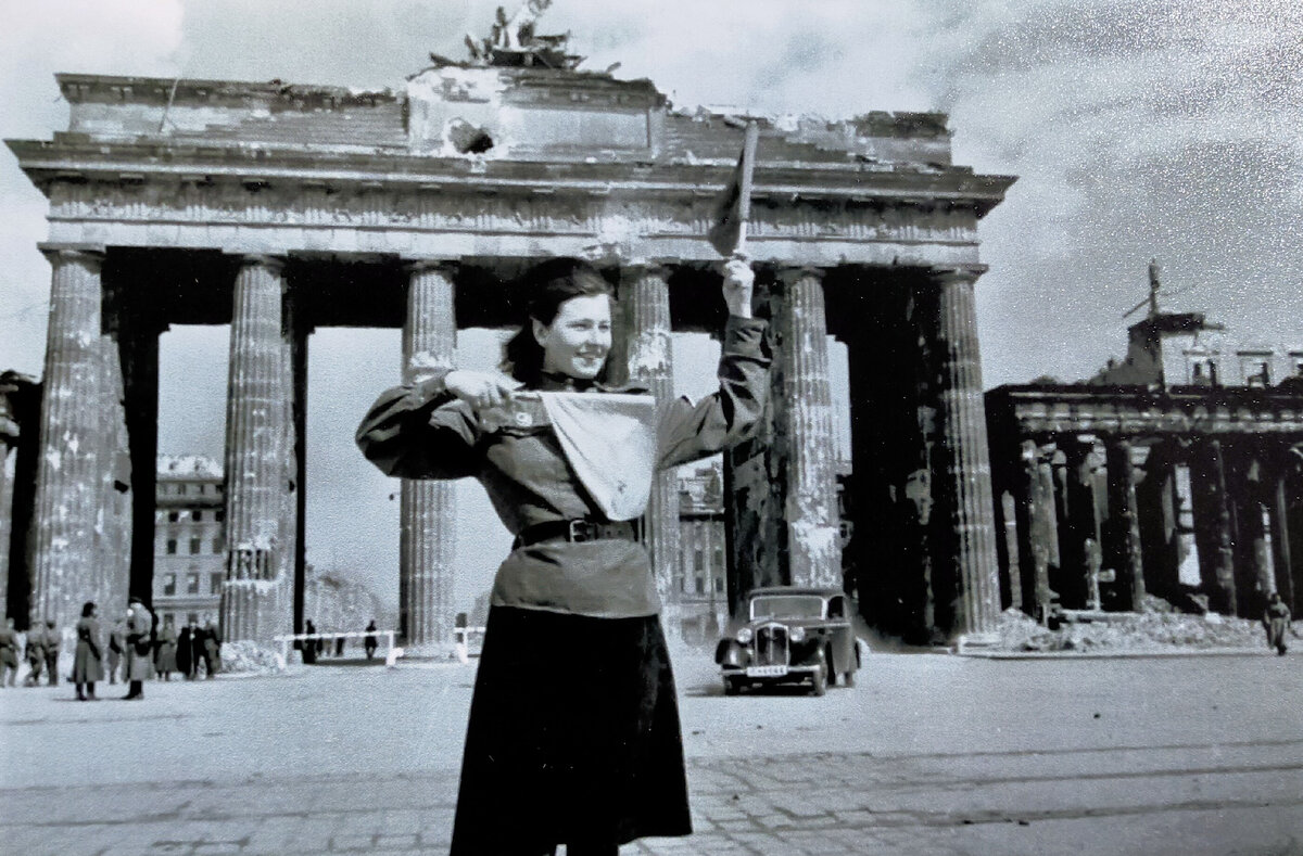 Регулировщица у бранденбургских ворот фото