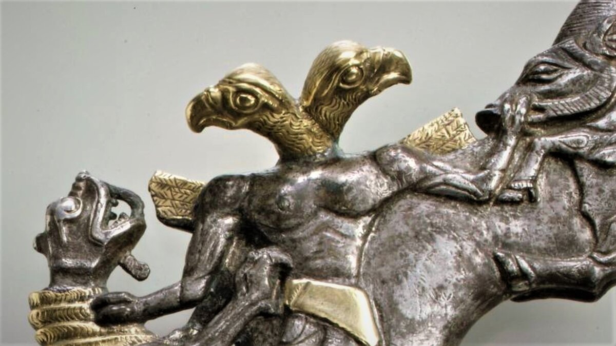 Да, это он, знакомый нам двуглавый орел, но с развитыми грудными мышцами, он сражается с вепрем и крылатым драконом. Ритуальный топор, серебро, позолота. Бактрия-Маргиана, конец 3 тыс. до н.э. © Метрополитен -музей, Нью-Йорк