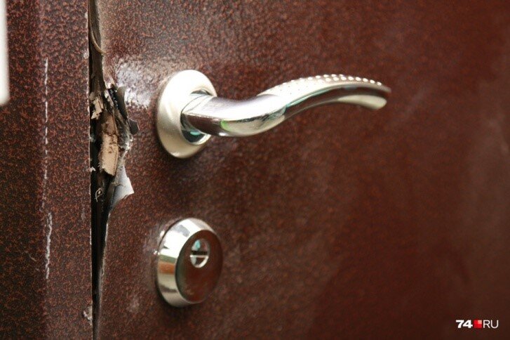 Пять хороших способов защитить квартиру от взлома и кражи (грабителям не понравится). Куда спрятать деньги и какой замок лучше: отвечаем на популярные вопросы о защите жилья.
Взломщики сначала долго следят за квартирой и уже потом идут на дело

    Дверь должна быть тяжёлой Дверь — главный рубеж вашей квартиры, поэтому она должна быть прочной. Двери из дерева или тонкого металла вскрывают даже без взлома замка: иной раз достаточно консервного ножа. Поэтому дверь должна быть из толстого стального листа с противосъёмными штырями на торцах: они не дают вытащить дверь при спиливании петель. А вокруг личинки замка по уму ставится специальная накладка из сверхпрочной стали.

    Дешёвые двери можно расковырять отвёрткой
    Вы скажете, что вскрыть можно любую дверь, и это верно. Вопрос в том, насколько долгим и шумным будет процесс. Добротная дверь так затягивает дело, что ваша квартира не будет в приоритете.

    Выбирайте замки с сувальдным или штифтовым механизмом

    Классический замок с цилиндрической личинкой открывается очень просто: для этого не нужны даже отмычки. Есть, например, специальный метод — бампинг, когда в личинку вставляется специальный механизм, который создаёт вибрации и заставляет блокирующие штифты хаотично прыгать: через некоторое время они встают в позицию «открыто», и в этот момент замок проворачивается.

    К бампингу устойчивы сувальдные механизмы, хотя их ключи выглядят старомодно и многие считают их простыми для взлома. Вскрыть такой замок можно с помощью отмычек, но это хотя бы работа не для дилетантов.

    Наиболее надёжными считаются штифтовые замки: у них плоское лезвие с небольшими круглыми выемками. Их тоже взламывают, но в любом случае вы осложните жизнь домушникам.

    Защищайте окна (и не только на первом этаже)

    Стандартные пластиковые окна открываются достаточно легко и даже не очень громко. Защита? Специальная противовзломная фурнитура. Такое окно можно «закрыть на замок» перед отъездом, а дополнительный плюс — защита от детей, если они остаются дома одни.

    Решётки на окнах — ещё одно надёжное средство, и на крайних этажах оно является почти обязательным. Стационарные решётки надежнее, но в случае пожара или другой экстренной ситуации могут лишить вас шанса выбраться из квартиры, поэтому лучше ставить распашные с хорошим замком. Ключ от него должен храниться на видном для вас месте недалеко от окна, но так, чтобы до него невозможно было дотянуться с улицы.

    Помимо крайних этажей, защита окон требуется в случаях, если поблизости есть балконы, пожарные лестницы, козырьки и тому подобное.

    Ставьте охранные системы

    Охранные системы бывают автономные и пультовые. Первые чем-то похожи на автомобильные сигнализации: они не вызовут подмогу сами, но включат сирену и/или оповестят владельца. Их главный плюс: простота установки и дешевизна. Кстати, простейшие виды таких систем можно собрать чуть ли не своими руками, использовав веб-камеру или сотовый телефон для отслеживания происходящего в квартире.

    Пультовые охранные системы подадут сигнал в полицию или фирме-оператору, сотрудники которой прибудут на место и оценят обстановку. При этом охранные фирмы могут нести материальную ответственность за произошедшую кражу, если в действиях сотрудников были нарушения, хотя это зависит от нюансов договора.

    Кстати, охранную систему можно дополнить специальными датчиками, которые вовремя оповестят об утечке воды или газа.

    Помимо прочего, охранные системы имеют хороший «устрашающий» эффект: жулики предпочтут квартиру без электронных сторожей, потому что риски для них возрастают многократно.

    Говорят, хранить дома деньги и ценности — затея глупая. Но на практике приходится это делать, особенно в нынешнее времена, когда вклады россиян свыше 1 миллиона рублей того и гляди обложат налогами.

Безопасность в самоизоляции

Если уж решили делать тайнички, хорошенько выбирайте место. Большая часть очевидных локаций злоумышленникам прекрасно известна: книги, ламинат, телевизор, бачок унитаза, подушки, матрасы, картины, морозилку и, конечно, стулья вычёркивайте сразу — их будут потрошить в первую очередь. Хорошее место для заначки должно быть непредсказуемым: пусть это будет отверстие на скрытой от глаз поверхности под фальшпанелью, допустим, в дверном косяке. Конечно, найти могут и его, но уйдёт время, чтобы перепроверить каждый выступ в квартире. Главное здесь — нестандартность решения. Но не забудьте сами.

Небольшую сумму можно оставить в более предсказуемом месте, чтобы снизить мотивацию искать дальше.

А ещё дружите с соседями: чем больше бдительных глаз — тем больше шансов предотвратить кражу.