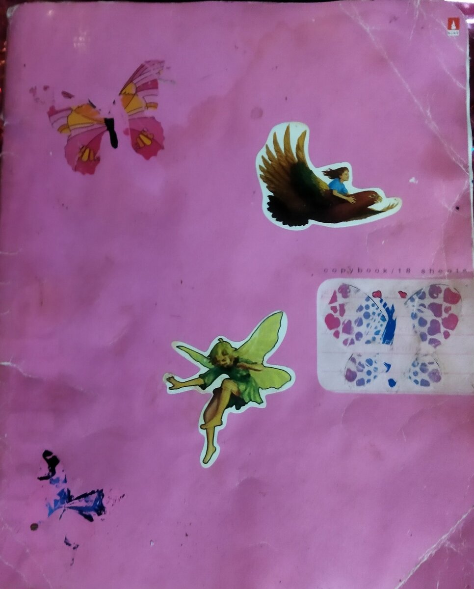 Вот такая она уже потрёпанная, потёртая и заляпанная. Но тогда она была очень яркой и красивой! Но это не страшно, это говорит лишь о том, что я ей активно пользуюсь и вспоминаю девочек с добром!