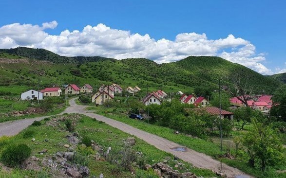 За годы армянской оккупации в селе Забух незаконно расселили несколько сотен выходцев с Ближнего Востока. В настоящее время около 200 ближневосточных армян проживают в домах, построенных на пожертвования армянской диаспоры