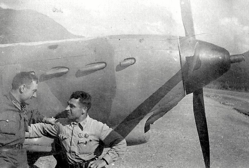    Сергей Щиров и Дмитрий Калараш. Скриншот с сайта: Советские летчики-асы. Герои воздушных войн 1936-1953 гг./ Скриншот