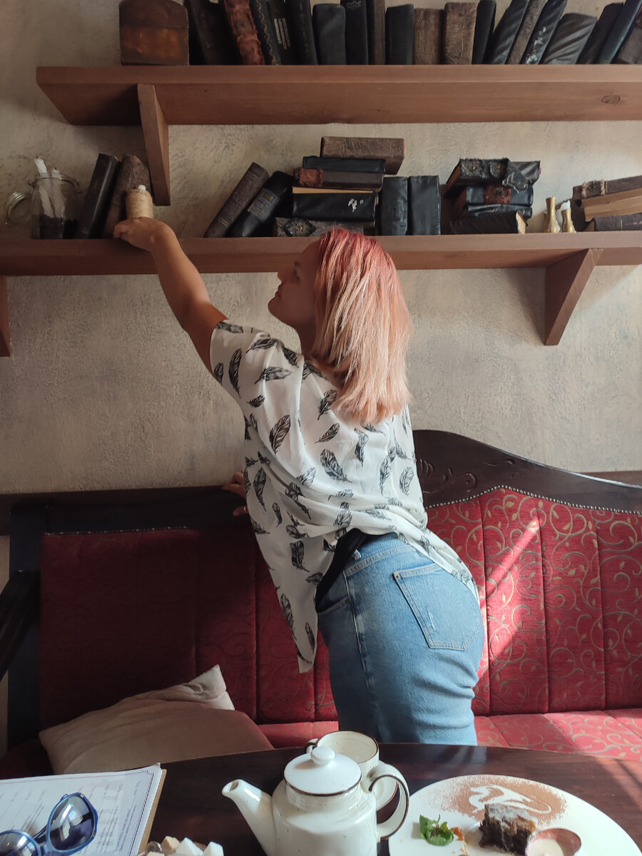 Вот такой приятный способ прятаться - сидеть в кафе с подружкой. Чтоб наверняка справиться с желанием позвонить🤣🤣🤣🤣🤣 Если б сын знал, где я шарюсь, пока он уроки делает, покусал бы меня, наверное🤣