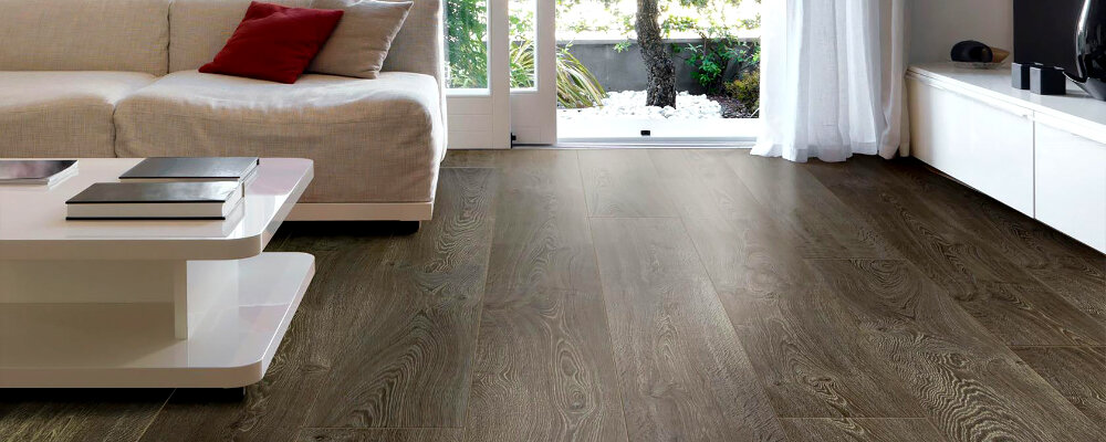 Линолеум, пожалуй, это одно из самых доступных напольных покрытий. Он отличается простотой монтажа, а ухаживать за ним – одно удовольствие. Кроме того, к несомненным плюсам линолеума можно отнести его демократичную стоимость, износостойкость и огромное количество разнообразных фактур и расцветок. Он также обладает хорошей тепло- и звукоизоляцией. Его можно стелить как в офисах, так и в детских садах, школах и конечно же – жилых домах.

Из-за большого числа различных видов и марок у покупателей часто возникают трудности с выбором. Сегодня мы расскажем вам о параметрах, на которые стоит обратить внимание при покупке линолеума для своей квартиры.