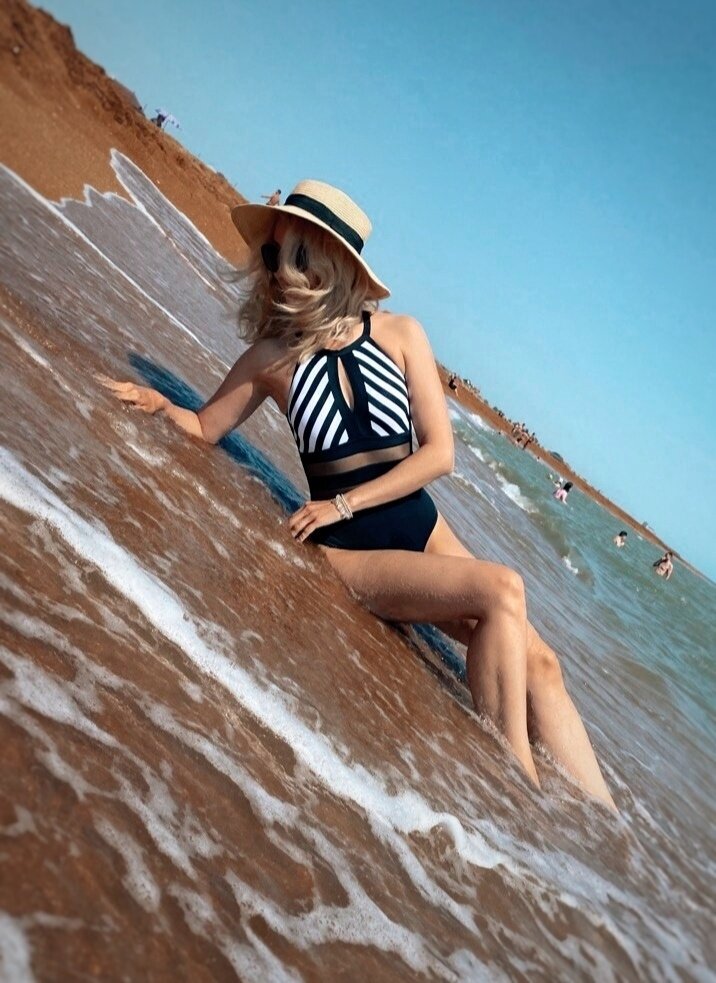 Я думаю, что вы точно замечали, что даже после одной недели на море волосы на ощупь становятся жестче. Дело в том, что морская вода или хлорированная в бассейне и ультрафиолетовые лучи разрушают кератин в наших волосах и они теряют шелковистость и здоровый блеск.