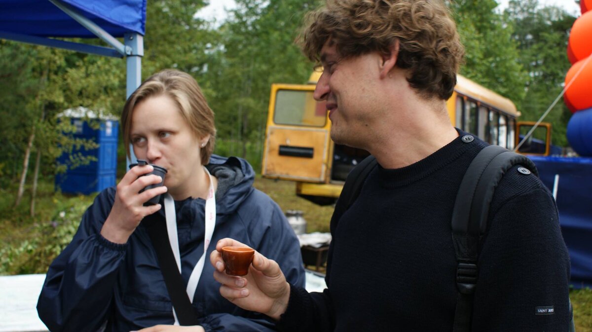 Артинский ярус: Стефан Тиде дегустирует уральский самогон на площадке Турнира косарей.