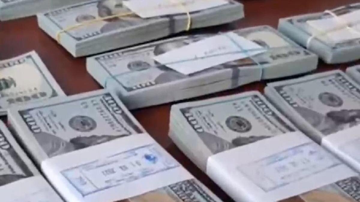    Пачки долларов лежат на столе:АФМ РК