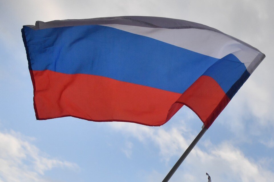     Новосибирских школьников «заставили» поднимать флаг в 30-градусный мороз. Иван МАКЕЕВ