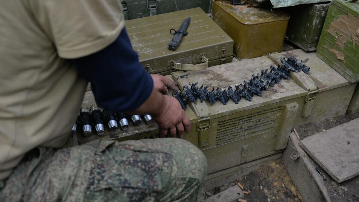    Боец Народной милиции ЛНР снаряжает ленту для гранатомета АГС в районе села Спорное в ДНР© РИА Новости / Виктор Антонюк