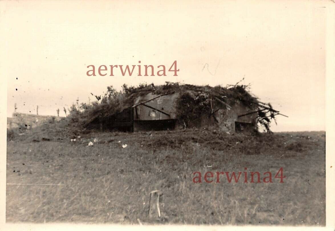 Советский ДОТ, который должен маскироваться масксетями.  Маскировка амбразурной стены производилась масксетями, которые размещались на специальных направляющих и могли опускаться и подниматься при помощи лебедок. 