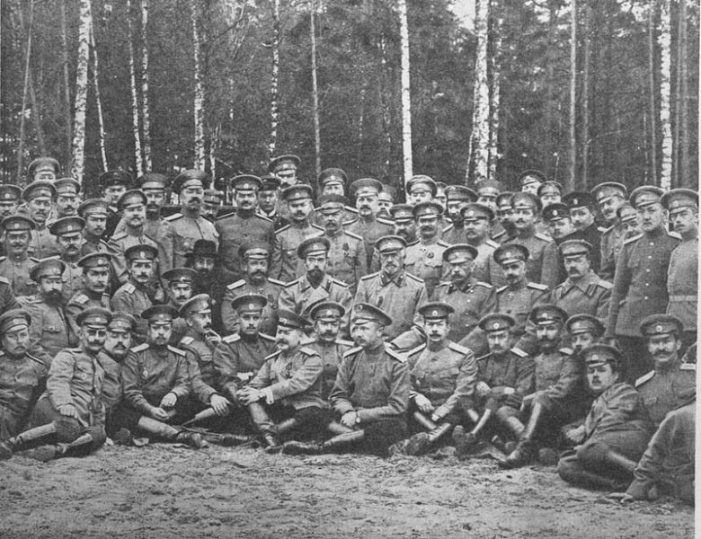 Интересная фотография. Николай II и представители Ставки верховного главнокомандующего, 1914 год. Как по-разному сложатся судьбы у присутствующих всего через несколько лет...