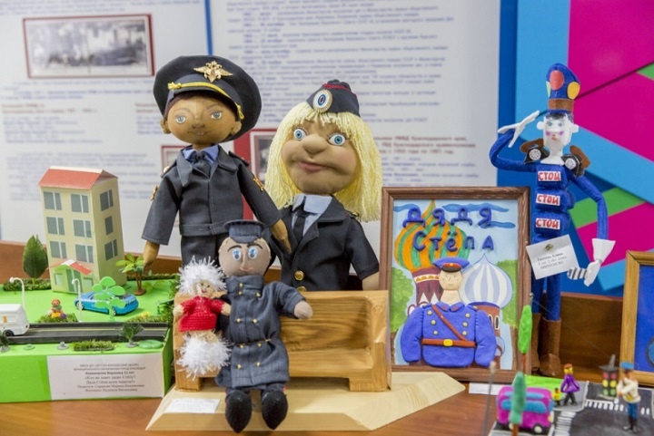 Доблестные сотрудники полиции                                                                                                                    (фото взято с https://мвд.рф/news/item/7776889?year=2019&month=5&day=30)