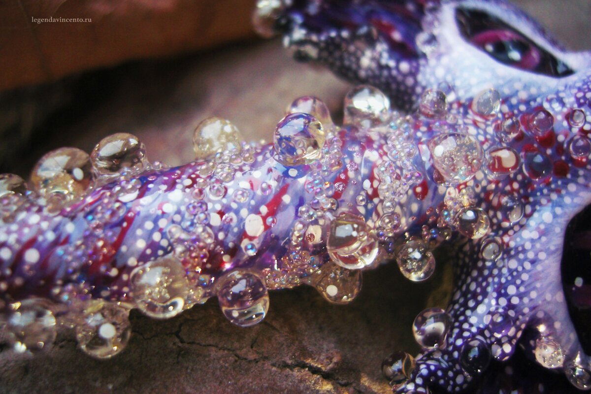 Рог фантастического существа Рогтября (котика-единорога). Капельки сделаны на основе стекловидной массы (можно заменить эпоксидной смолой или густым лаком).