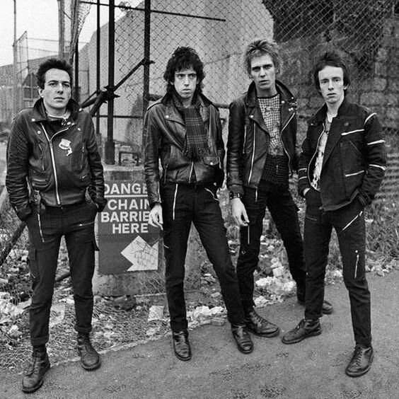 группа The Clash. Слева направо: Джо Страммер (вокал, ритм-гитара), Мик Джонс (соло-гитара), Пол Симонон (бас-гитара), Топпер Хидон (барабаны). 