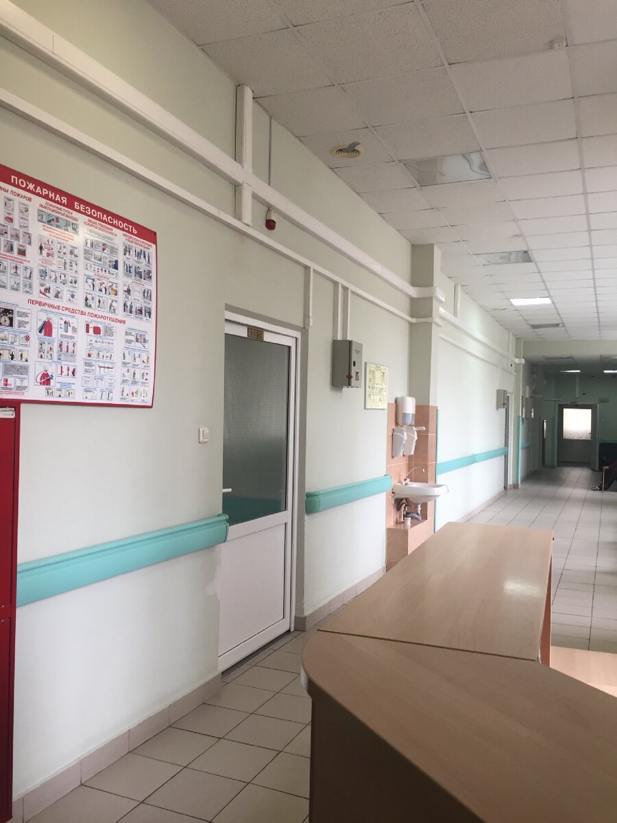 Вход в наш бокс: санузел и две палаты 