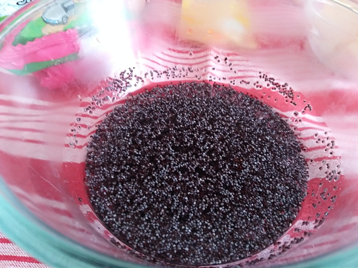 Для начала заливаем 100 грамм мака кипятком