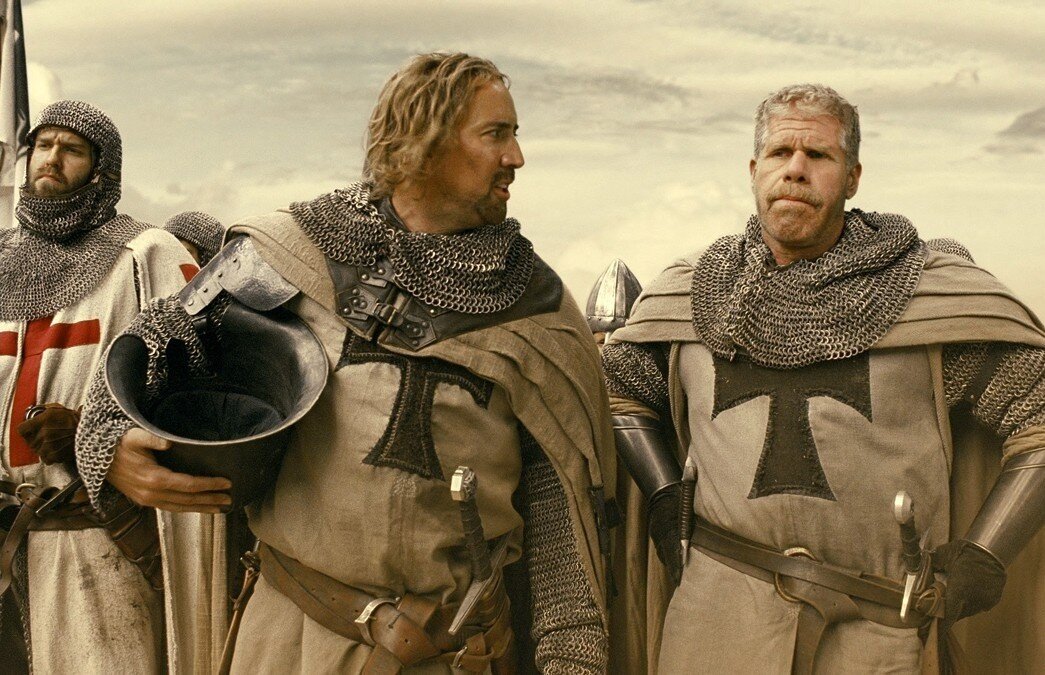 - А твой пластиковый байкерский шлем в "Сынах анархии", Рон, явно полегче здешних-то, ась? 