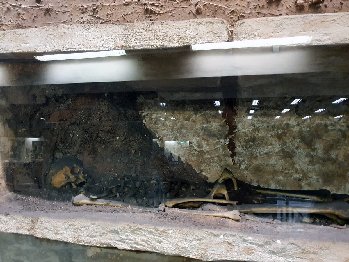 Захоронение на станции Синтагма