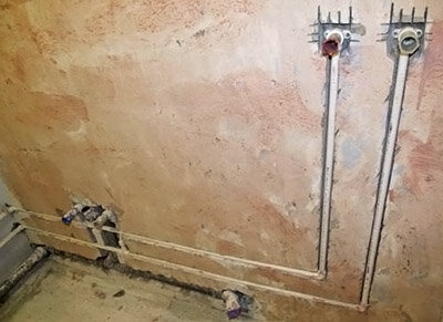 Открытая разводка трубСкрытая разводка труб. После штукатурки стен такая разводка труб в ванной будет не видна глазу