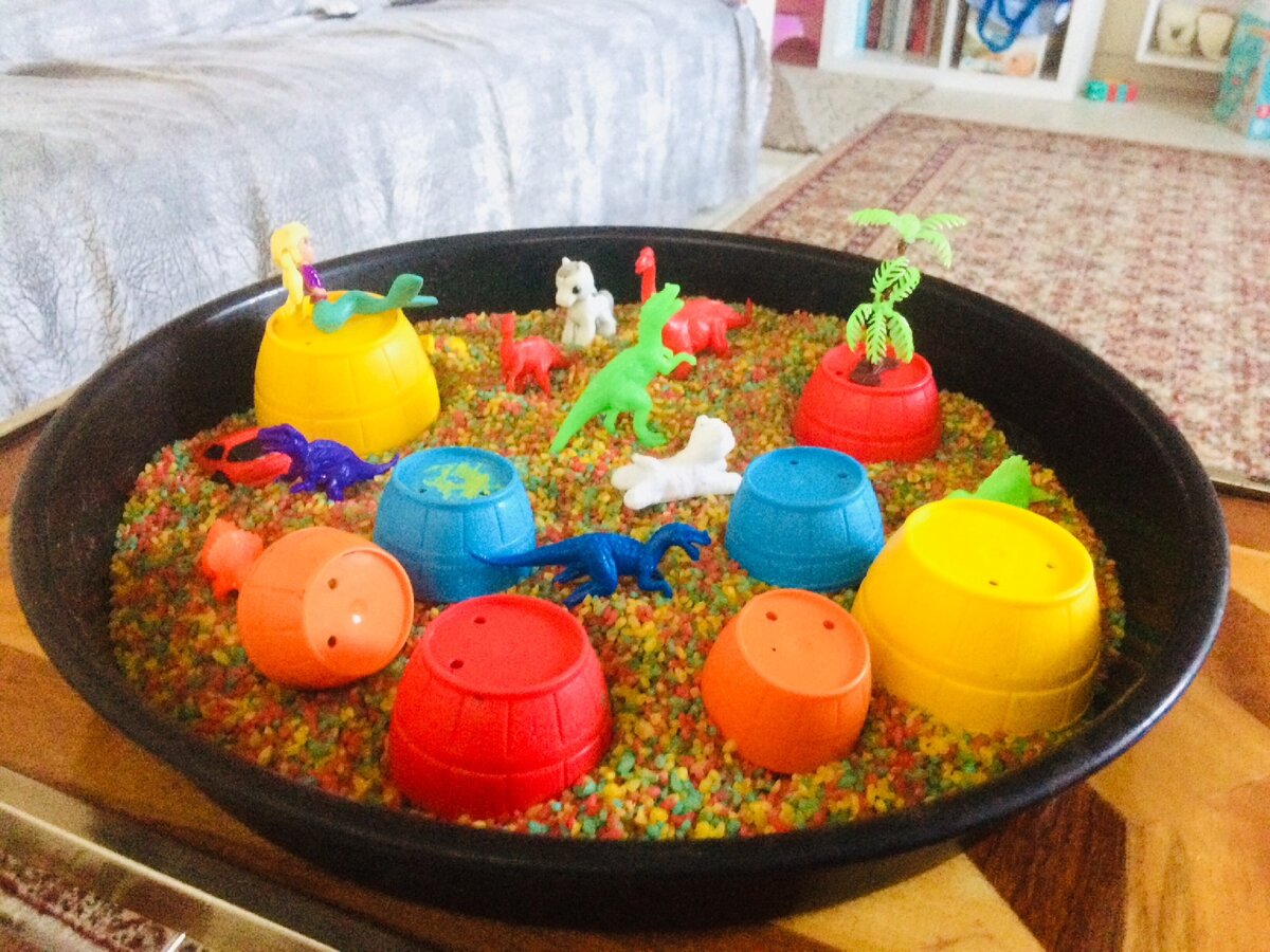 Для игры в крупе пригодились маленькие яркие фигурки. Ещё мы прятали динозавриков в бочонках