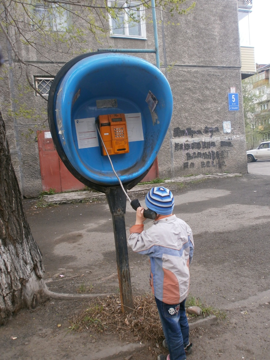 Чудом уцелевший таксофон напоминает о тех временах, когда телефоны были почти роскошью. (ул. Кольцевая, 2013 год)
