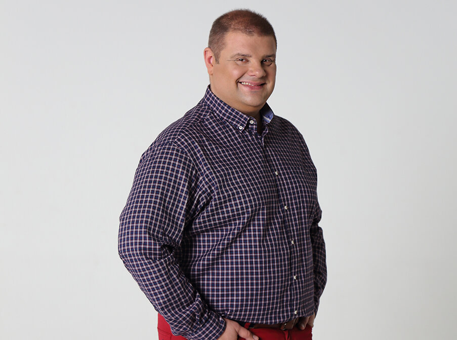 Александр Гришаев: «Потолок всего 2,65 м? Вот вам на заметку дизайнерский прием: по периметру полосу шириной 40 см опускаем на 7 см. Тогда середина визуально поднимается». ‍🎓  Серьезно? Да!  Артист и телеведущий Александр Гришаев знает, что говорит, ведь он уже более 15 лет в теме ремонта — не по роли, а по жизни…