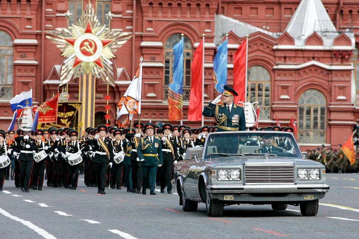 На проведение парадов и салюты есть деньги, а на помощь гражданам и пенсионерам нет, как так?