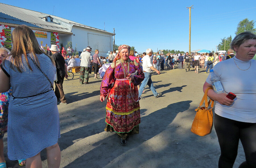 Барахолка усть цильма. Праздник горка в усть-цильме. Красная горка усть-цильма. Деревня скитская усть-цилемский район. Усть-цильма.