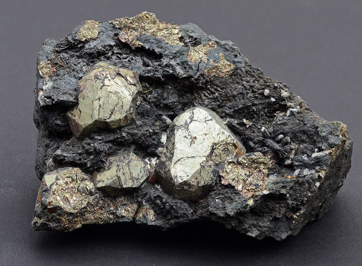 Где найти магнетит. Андрадит пирит. Гладкий красно коричневый магнетит. Магнетит бразилия. Склад магнетита.