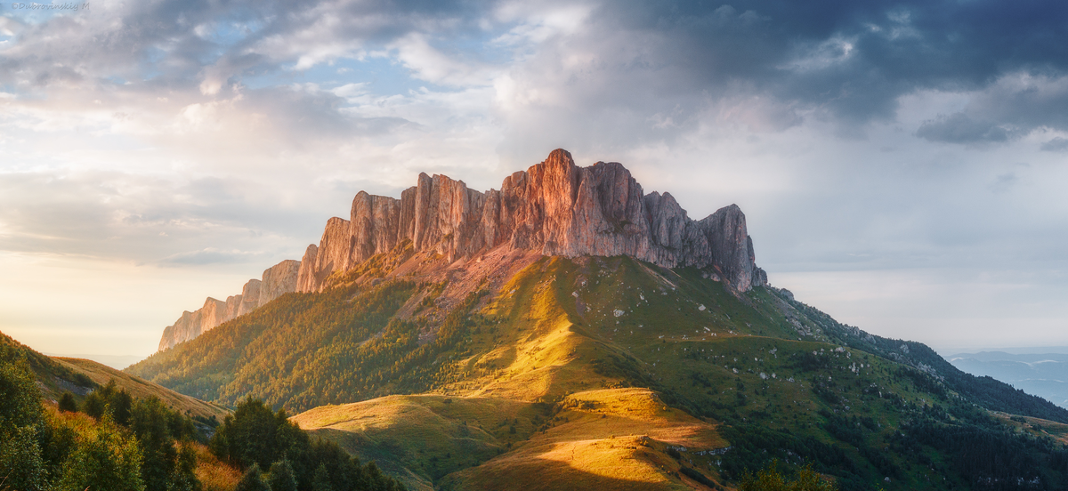 Большой Тxач — это гора высотой 2368 м на Западном Кавказе