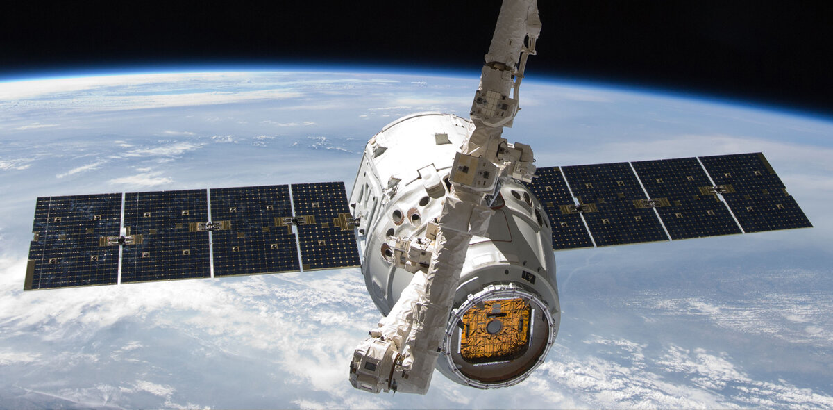 Фото на обложке: SpaceX-Imagery 