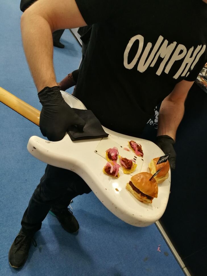 Гамбургеры и Начо, подаваемые на электрогитаре.