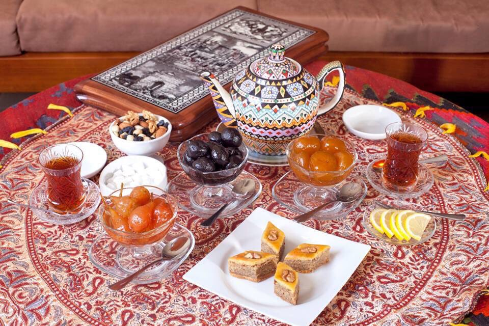 Чай по казахски. Азербайджан чай Чайхана. Баку чай армуды. Чайхана в Баку. Азербайджанская Чайхана, культура чаепития.